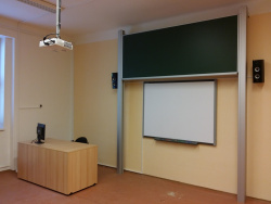 Pylonová tabule před interaktivní tabulí