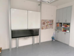 Pylonová tabule Triptych před interaktivním LCD displejem